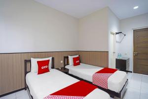 Postel nebo postele na pokoji v ubytování OYO 91710 Hotel Anugerah
