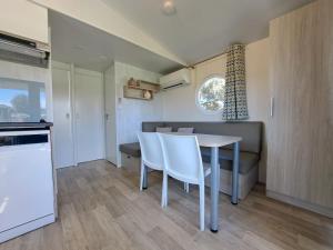 Η κουζίνα ή μικρή κουζίνα στο chalet 3 au cœur du maquis +2 φωτογραφίες