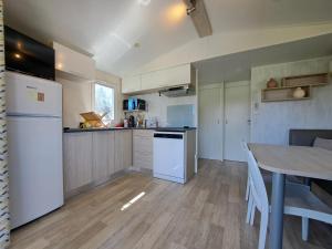 Η κουζίνα ή μικρή κουζίνα στο chalet 3 au cœur du maquis