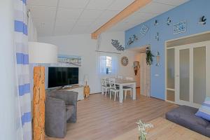 Μια τηλεόραση ή/και κέντρο ψυχαγωγίας στο Appartement Dünenblick - Residence Juliana Julianadorp aan Zee