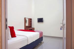 Postel nebo postele na pokoji v ubytování Super OYO Capital O 91790 S1 Residence + 21 fotografií