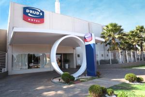 a duds hotel with a sign in front of it at Druds Hotel in Três Lagoas