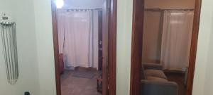 una habitación con una puerta abierta a una sala de estar en LAS HERMANAS, en Tandil