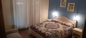 1 dormitorio con 1 cama grande y 2 luces encendidas en LAS HERMANAS, en Tandil 2 fotos más