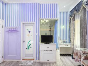 Télévision ou salle de divertissement dans l'établissement Gulangyu Yuanzhongyuan Homestay