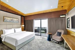 Radisson Blu Resort Dharamshala客房内的一张或多张床位