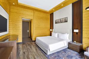Radisson Blu Resort Dharamshala客房内的一张或多张床位