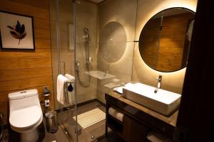Radisson Blu Resort Dharamshala的一间浴室