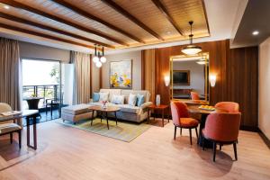 达兰萨拉Radisson Blu Resort Dharamshala的带沙发和桌子的客厅