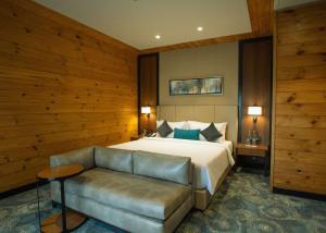 Radisson Blu Resort Dharamshala客房内的一张或多张床位