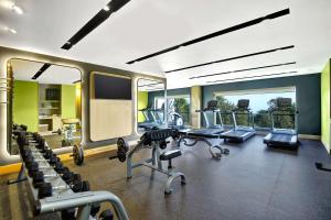 Radisson Blu Resort Dharamshala的健身中心和/或健身设施