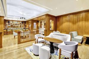 Radisson Blu Resort Dharamshala的休息区