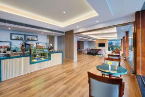Radisson Blu Resort Dharamshala餐厅或其他用餐的地方