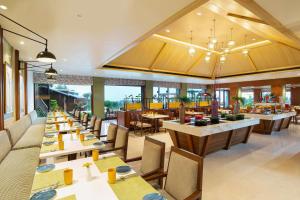 Radisson Blu Resort Dharamshala餐厅或其他用餐的地方