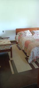 two beds sitting next to each other in a room at Nosso Cantinho Delfinópolis Serra da Canastra in Delfinópolis
