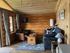 una sala de estar con un sofá y una mesa en Rowan - Tedstone Log Cabins, en Bromyard