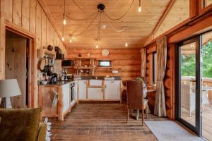Η κουζίνα ή μικρή κουζίνα στο Willow - Tedstone Log Cabins