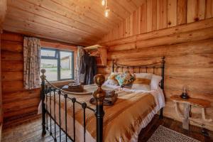 Ένα ή περισσότερα κρεβάτια σε δωμάτιο στο Willow - Tedstone Log Cabins