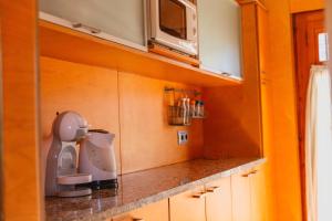 Η κουζίνα ή μικρή κουζίνα στο Appartement à S'Agaro, 1er étage, 3 chambres vue vallée, balcon +23 φωτογραφίες