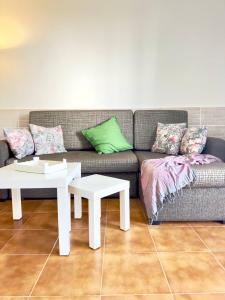 a living room with a couch and a table at Casita Alma Zen in Costa de Antigua