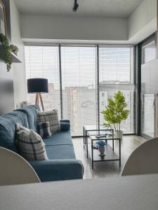 Гостиная зона в Hanza Tower - Blue Heaven Apartment - pool, sauna, sunset view +36 фотографий