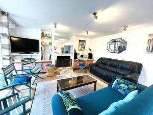 Televízia a/alebo spoločenská miestnosť v ubytovaní Maison 5 pièces 8 personnes - Vue mer - LOEVA