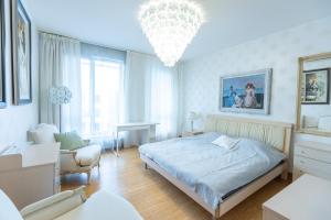 リガにあるRoyal Penthouse Whith Free Parkingのベッドと椅子と机のある寝室