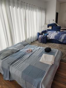 En eller flere senge i et værelse på Family room with private pool