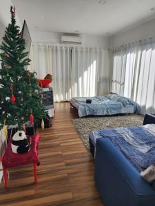 En eller flere senge i et værelse på Family room with private pool