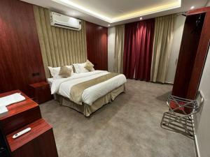 een hotelkamer met een bed en een badkamer bij الجوهرة بارك 1 in Riyad