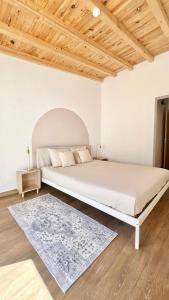 ein Schlafzimmer mit einem weißen Bett und einer Holzdecke in der Unterkunft Oak House in Reguengos de Monsaraz