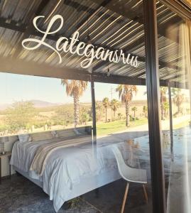 惠灵顿Helpmekaar的卧室配有一张床,窗户上设有标志