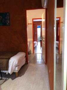 Postel nebo postele na pokoji v ubytování Hotel Des 4 Vents "Esprit Camargue" Parking Privé securisé