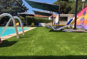 Bazén v ubytování Hotel Des 4 Vents "Esprit Camargue" Parking Privé securisé nebo v jeho okolí