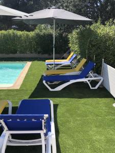 Bazén v ubytování Hotel Des 4 Vents "Esprit Camargue" Parking Privé securisé nebo v jeho okolí