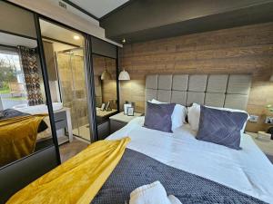 Giường trong phòng chung tại Lakewood Retreat- Brickyard Lakes