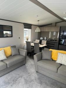 Khu vực ghế ngồi tại Lakewood Retreat- Brickyard Lakes