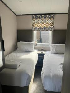 Giường trong phòng chung tại Lakewood Retreat- Brickyard Lakes