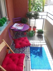 balcón con mesa y sillas en el patio en Fewo-Rosenheim im Zentrum, en Rosenheim