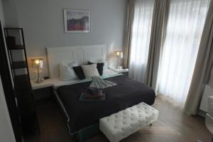 a bedroom with a large bed and two lamps at Pension Markgrafenmühle in Cottbus