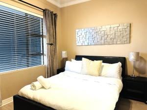 Katil atau katil-katil dalam bilik di Luxury Apartments West Point Sandton 2