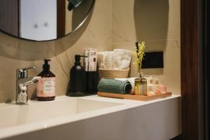 un bancone del bagno con lavandino e specchio di Appartement Pro et Cosy parfait pour séjour d'affaires a Casablanca Altre 37 foto
