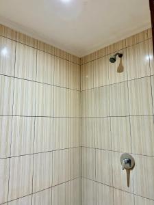 un baño con ducha con cabezal de ducha en Nusa Garden Homestay, en Nusa Lembongan
