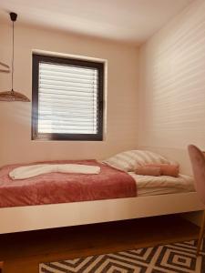a bedroom with a bed and a window at AlbLoft - Modernes neues Apartment nahe City & Alb für bis zu 6 Personen in Kirchentellinsfurt in Kirchentellinsfurt