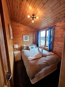 West Down3 Bedroom Ocean View Lodge的卧室配有一张床铺,可供两人入住 更多25张照片