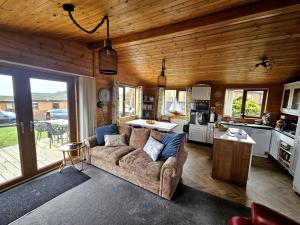 West Down3 Bedroom Ocean View Lodge的带沙发的客厅和厨房