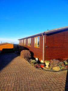 West Down3 Bedroom Ocean View Lodge的火车停在大楼旁边