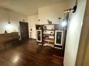 a living room with a piano and a table at La casa di Fred in Rome