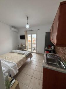 cocina con cama y lavabo en una habitación en Little Diamond Stay, en Mytilini
