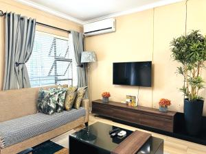 Televisyen dan/atau pusat hiburan di Luxury Apartments West Point Sandton 2